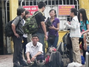 Sỹ tử hối hả “dời đô” làm nhiều tuyến đường ùn tắc